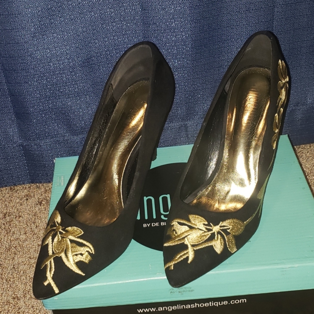 BLACK AND GOLD PUMPS